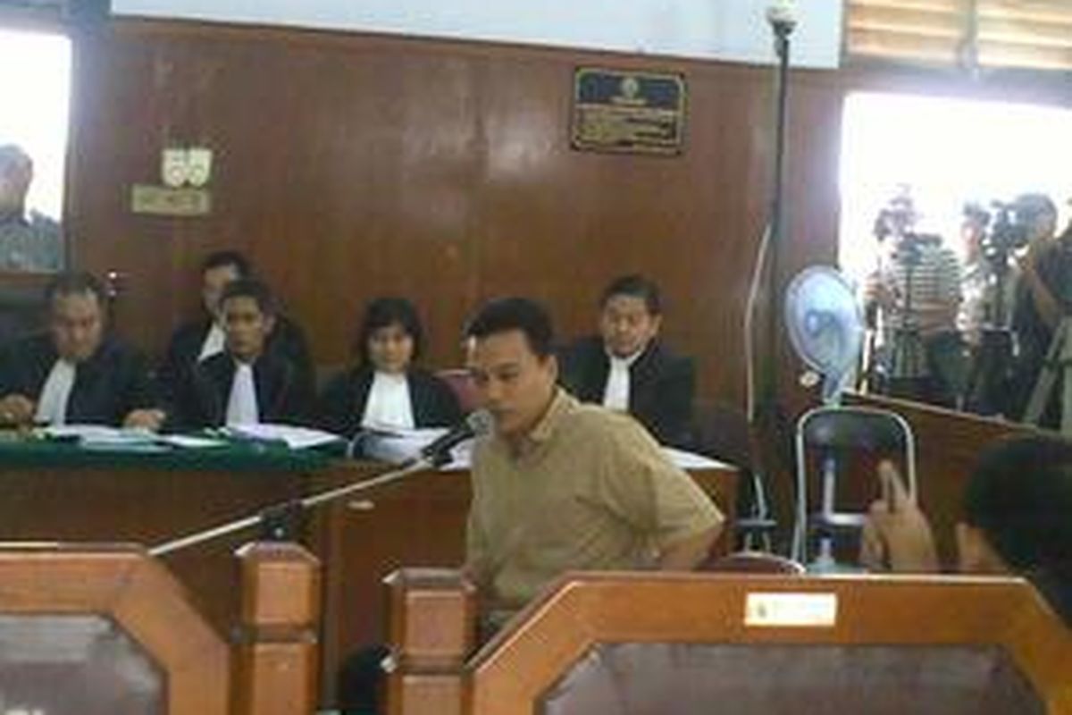 Fajar Heri Kuncoro, anggota Polri yang ditugaskan untuk menjadi ajudan Antasari Azhar saat aktif menjadi Ketua KPK. Ia sedang memberikan kesaksian dalam sidang Antasari di PN Jaksel, Kamis (26/11).