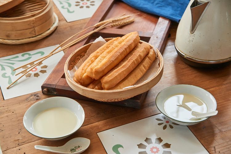 ilustrasi youtiao atau cahkwe, donat goreng khas China. 