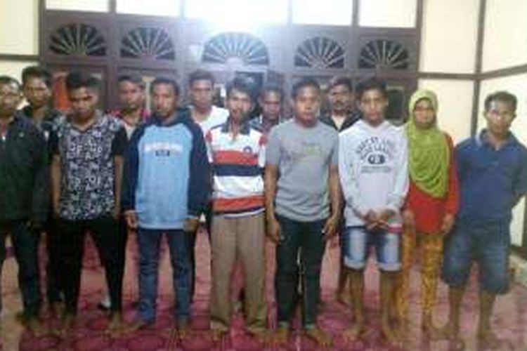Para calon TKI ilegal saat diamankan di Mapolsek Entikong, Kabupaten Sanggau, Kalimantan Barat (1/9/2016).