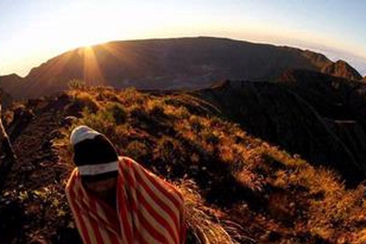 Anggota tim ekspedisi berada di puncak Gunung Tambora (2.850 mdpl), Kabupaten Dompu, Nusa Tenggara Barat, Rabu (22/6/2011). Gunung ini pernah meletus dahsyat pada tahun 1815 hingga meninggalkan kaldera seluas 7 kilometer. Letusan gunung yang terbentuk oleh zona subduksi ini terdengar hingga 2.000 kilometer. Selain menewaskan puluhan ribu orang, letusan gunung ini juga menyebabkan perubahan iklim dunia. Tim Ekspedisi Cincin Api Kompas melakukan pendakian ke gunung ini dalam rangkaian ekspedisi memetakan masalah geografi, sejarah dan masyarakat yang hidup di sekitar kawasan gunung berapi.