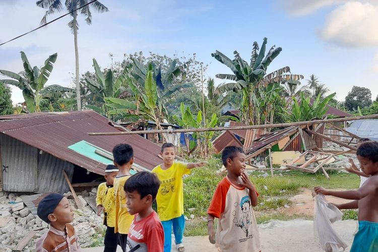 Anak-anak korban gempa di Dusun Wailusung, Kecamatan Salahutu, Kabupaten Maluku Tengah tengah bermain di sekitar reruntuhan rumah-rumah warga, Rabu (13/11/2019)