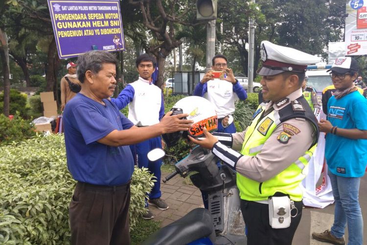 Kampanye keselamata berkendara dealer Wahana bersama pihak kepolisian.