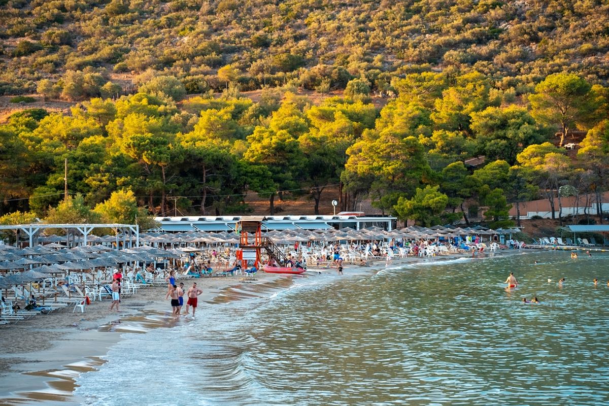 Pantai Avlaki di Porto Rafti, Yunani. Dari Knossos hingga Mycenae, warisan budaya Yunani menghadapi ancaman krisis iklim. Bagaimana Yunani melindungi warisan budayanya?