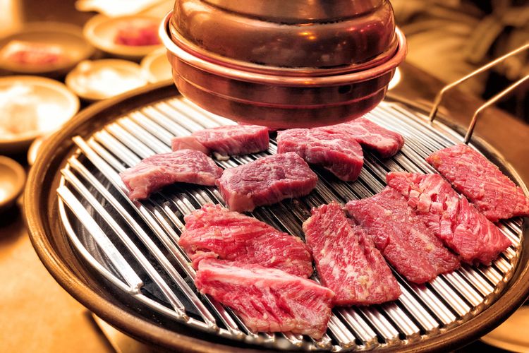 Ilustrasi daging panggang ala korea atau bulgogi.
