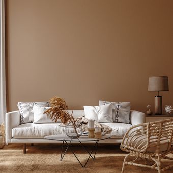 Ilustrasi ruang tamu dengan warna cat dinding coklat. 
