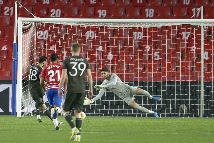 Bruno Fernandes (nomor punggung 18) saat mencetak gol penalti untuk Manchester United dalam pertandingan Granada vs Man United di leg pertama perempat final Liga Europa 2020-2021 di Stadion Los Carmenes, Jumat (9/4/2021) dini hari WIB. 