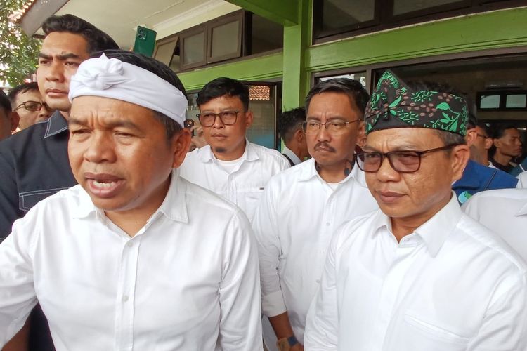 Gubernur Jawa Barat Dedi Mulyadi saat diwawamcarai di Kantor Kecamatan Dayeuhkolot, Kabupaten Bandung, Jawa Barat, soal relolasi warga di bantaran sungai Citarum, Rabu (10/12/2025)