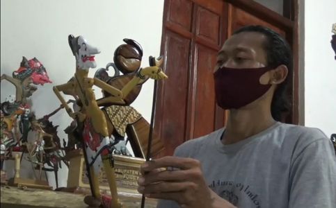 Indonesian Artisan Turns Firewood into Timeless 'Wayang'