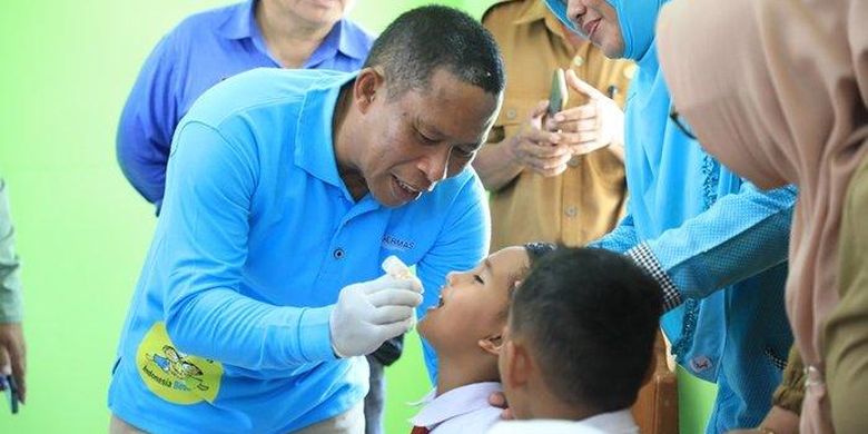 Bupati Bulungan Syarwani dalam agenda vaksinasi Polio tetes untuk anak di Kabupaten Bulungan.