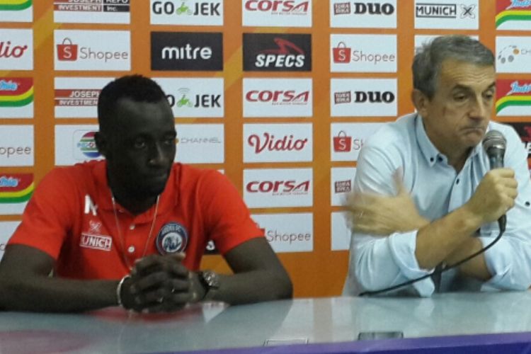 Gelandang Arema FC, Makan Konate (kiri) dalam konferensi pers di Stadion Gajayana, Kota Malang, Sabtu (29/6/2019) malam