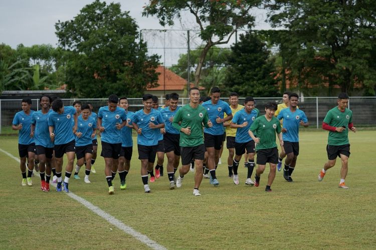 Pemain Timnas Indonesia latihan untuk persiapan FIFA Matchday di Stadion Gelora Samudra Kuta, Bali, Kamis (20/1/2022) sore. 