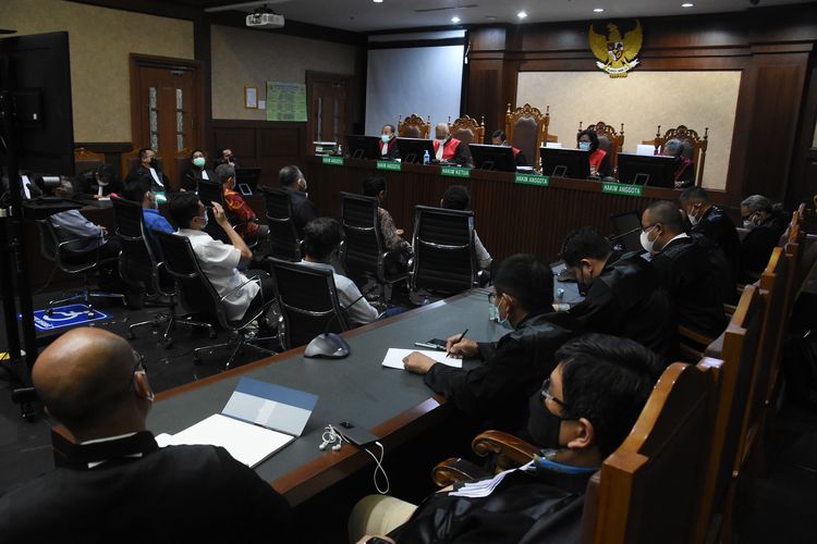 Delapan terdakwa kasus korupsi Asabri mengikuti sidang lanjutan di Pengadilan Tipikor, Jakarta, Senin (6/9/2021). Sidang lanjutan kasus korupsi Asabri digelar dengan agenda pembacaan putusan sela. ANTARA FOTO/Indrianto Eko Suwarso/foc.