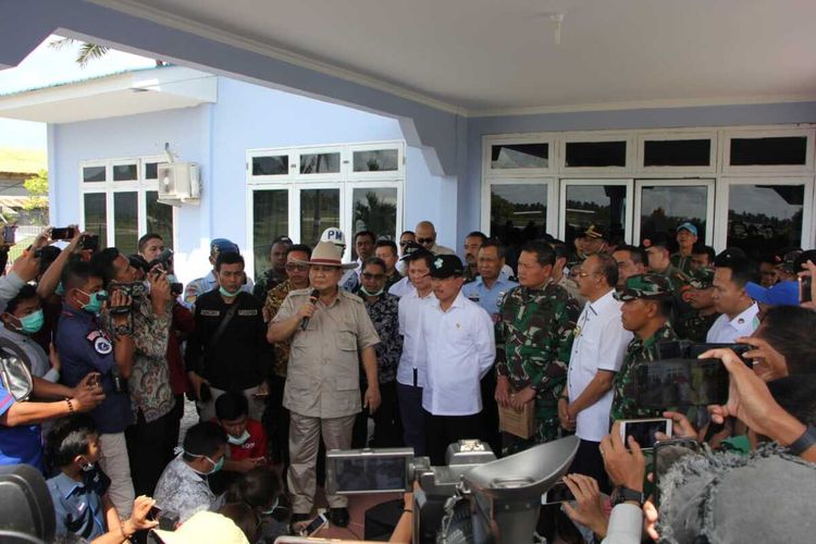 Keberadaan Menteri Pertahanan dan Kemanan (Menhan) RI Prabowo Subianto yang didampingi Menteri Kesehatan (Menkes) RI Terawan Agus di Lanud Sadjad Ranai, Kabupaten Natuna, Kepulauan Riau (Kepri) tidak saja mengunjungi lokasi karantina 238 WNI yang baru saja pulang dari Wuhan, China di Lanud Raden Sadjad Ranai. Prabowo juga menyempatkan diri bertemu dengan sejumlah personil TNI yang dibawa komando Panglima Komando Gabungan Wilayah Pertahanan I (Pangkogabwilhan I).