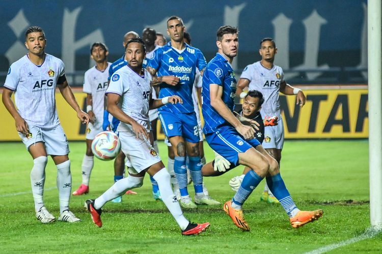 Duel Persib Bandung vs Persik Kediri dalam laga pekan ke-22 Liga 1 2023-2024 berakhir dengan skor 0-2. Persik mencuri poin penuh di kandang Maung di Stadion Gelora Bandung Lautan Api (GBLA), Minggu (10/12/2023). 