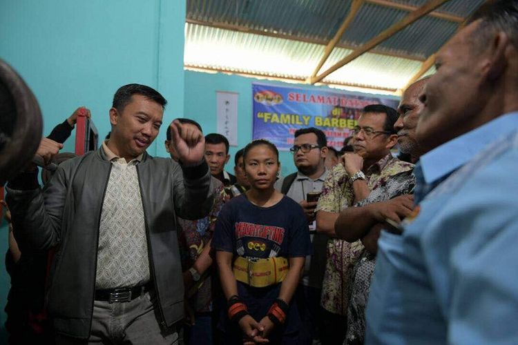 Menteri Pemuda dan Olahraga Imam Nahrawi (kiri) bertemu langsung dengan atlet angkat berat asal Sumatera Barat, Sandra Diana Sari, di Family Barbell Club, Padang, Minggu (28/5/2017).
