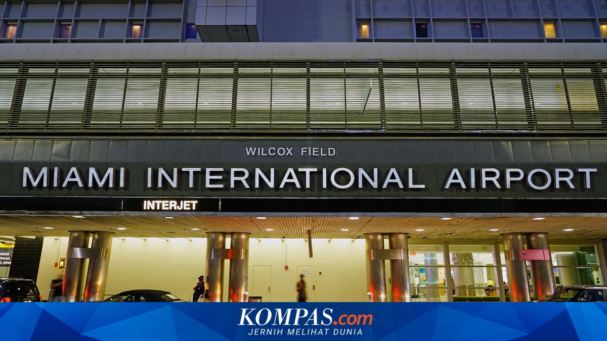 Miami Airport Plane and Car Crash Fire Kills 5