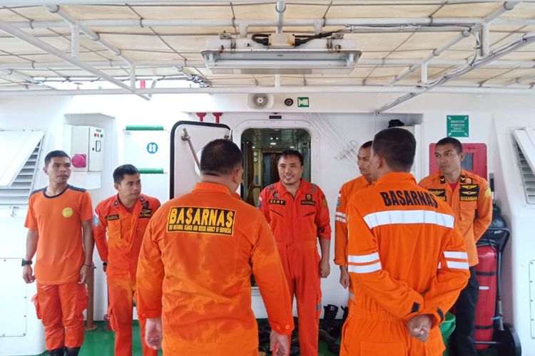 Tim Rescue Kansar Ternate, Maluku Utara berjumlah 15 personil bergerak menuju lokasi dengan menggunakan kapal KN. Pandudewanata, Minggu (27/01/2019)