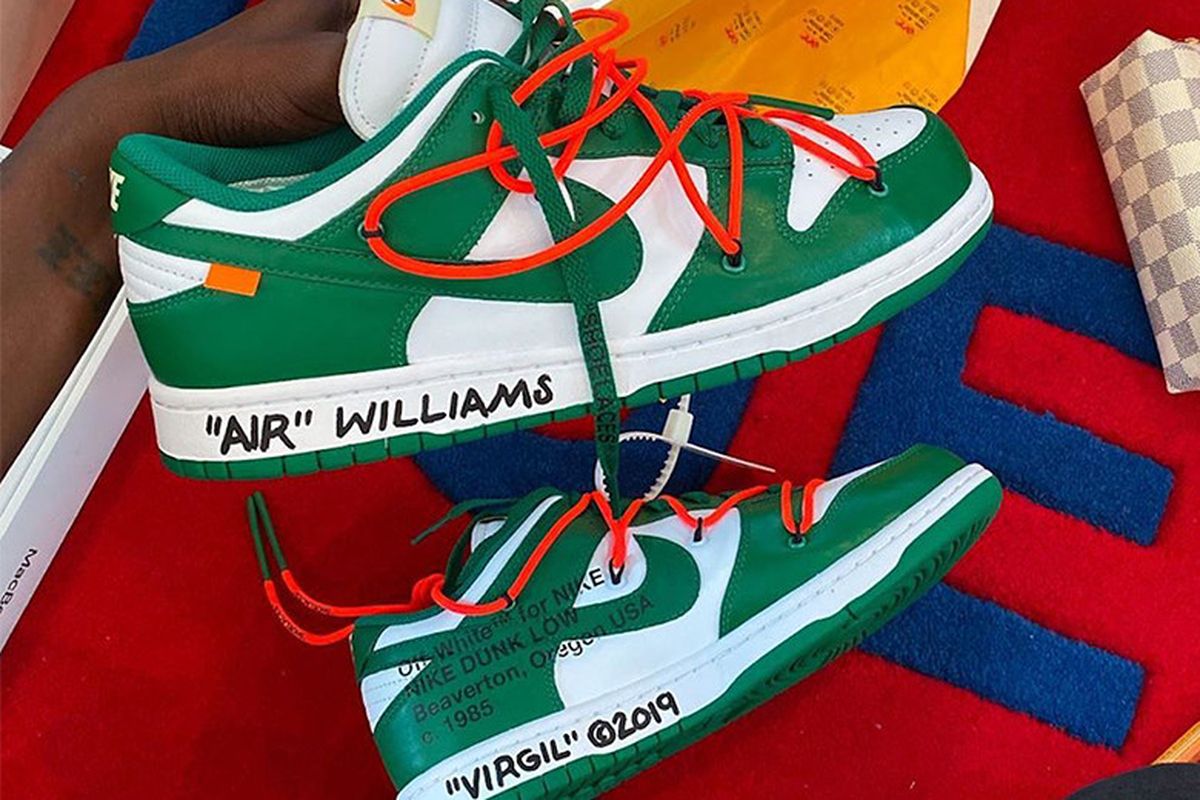 Virgil Abloh berbagi gambar dari kreasi terbarunya itu. Ada sejumlah sentuhan khas Abloh pada sepatu klasik dengan dominasi warna hijau-putih tersebut.