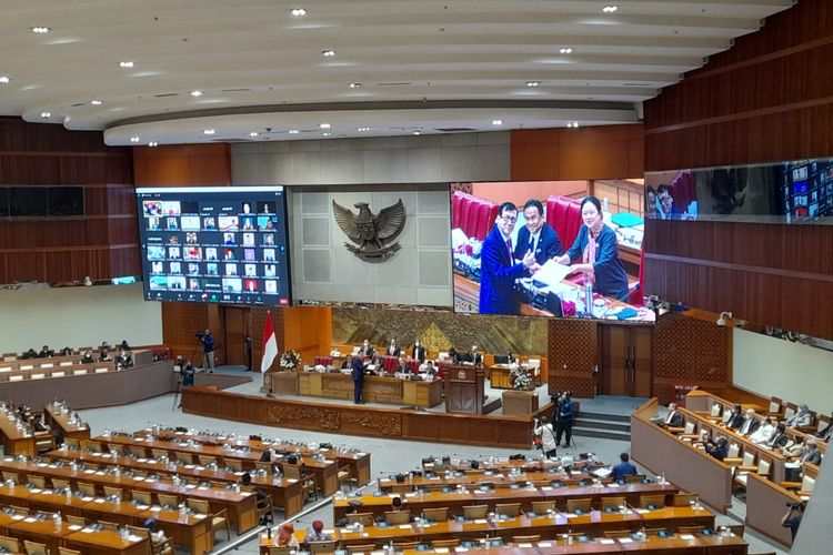 Menteri Hukum dan HAM Yasonna Laoly dan Ketua DPR Puan Maharani dalam rapat paripurna ke-13, Masa Persidangan Kedua Tahun Sidang 2022-2023, Kamis (15/12/2022).