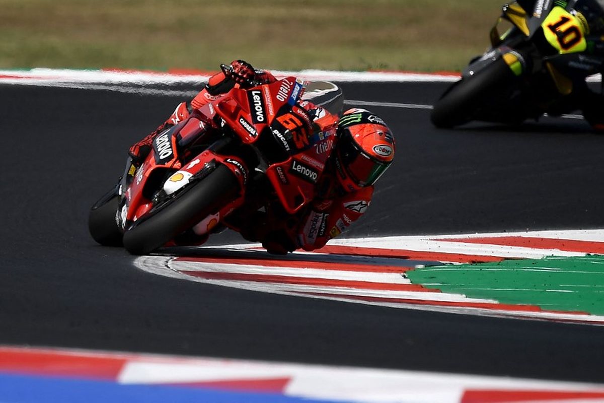 Francesco Bagnaia saat berlaga pada MotoGP San Marino 2022. (Photo by Filippo MONTEFORTE / AFP)