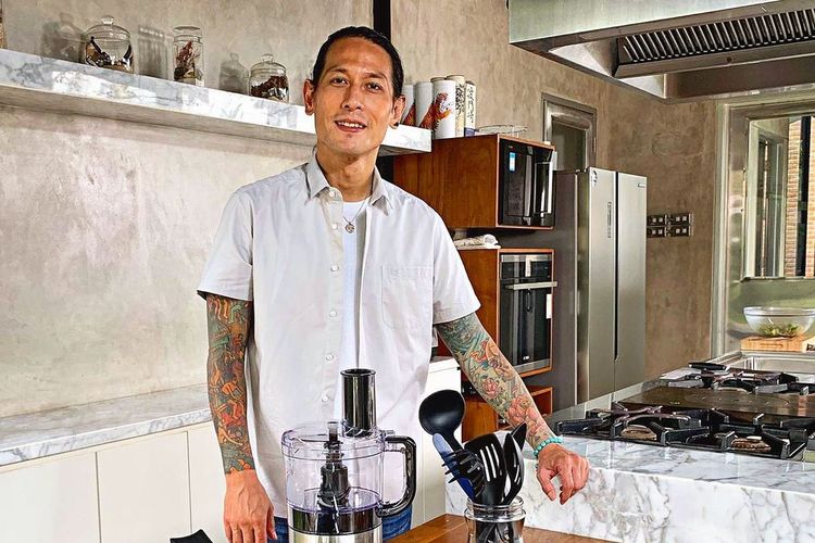 Chef Juna tak mau dianggap sombong oleh masyarakat.