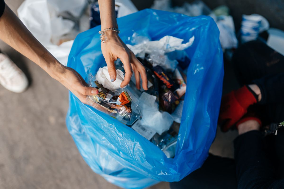 Ilustrasi mengumpulkan sampah plastik.