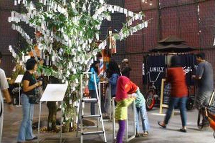 'Wish Tree' sebuah karya Yoko Ono di ART Jogja 2015, di mana pengunjung dapat menuliskan harapan di secarik kertas kemudian menggantungkannya di pohon lokal.