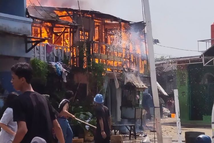 14 bangunan rumah semi permanen hangus terbakar di Jalan Bojong kavling RT 16 RW 04 Kelurahan Rawa Buaya, Kecamatan Cengkareng, Jakarta Barat, pada Selasa (4/1/2022). 