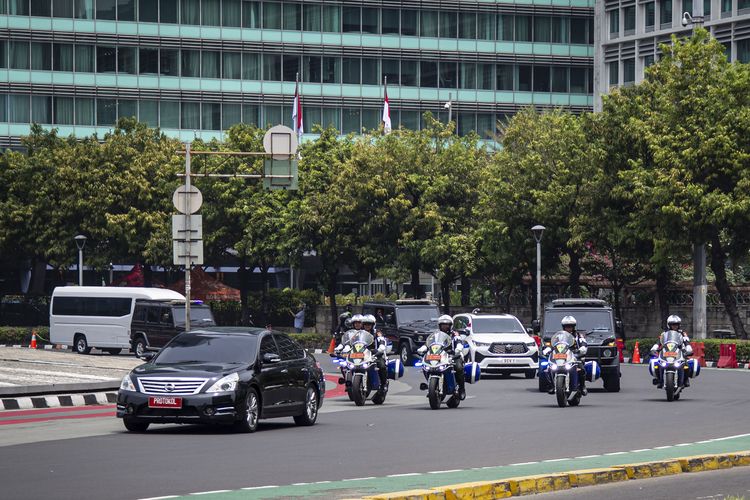 Iring-iringan kendaraan yang membawa Paus Fransiskus melintasi kawasan Bundaran HI, Jakarta, Selasa (3/9/2024). Pemimpin Takhta Suci Vatikan tersebut dijadwalkan melakukan kunjungan pada 4-5 September 2024 ke sejumlah lokasi di Jakarta, seperti Istana Negara, Gereja Katedral, Masjid Istiqlal, dan Stadion Utama Gelora Bung Karno (SUGBK). ANTARA FOTO/Dhemas Reviyanto/tom.