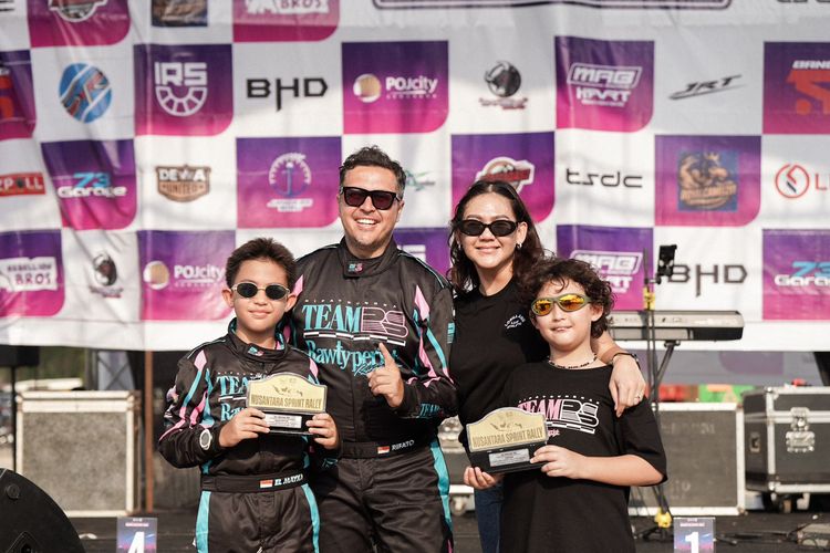 Rifat Sungkar dan anaknya, El Mayka Sungkar naik podium raih juara di Grup R