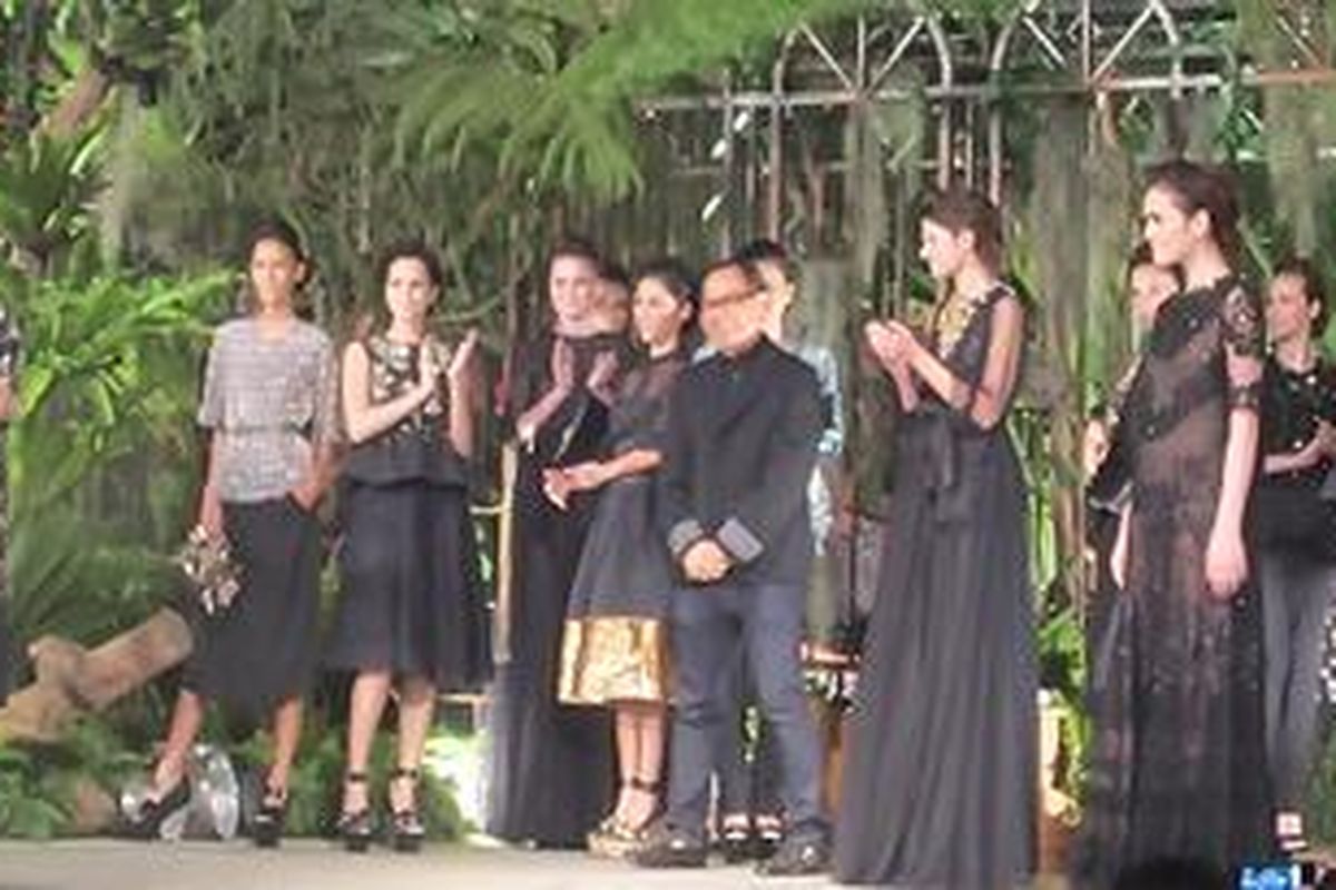 Biyan Wanaatmadja meluncurkan koleksi Foliage dalam Biyan Annual Show di Hotel Mulia Senayan, 6 Juni 2012.