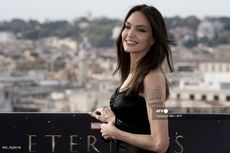 Kenakan Gaun Hitam, Angelina Jolie Nikmati Makan Siang Bersama Anggota Keluarga Rothschild