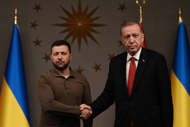 Presiden Turkiye Recep Tayyip Erdogan berjabat tangan dengan Presiden Ukraina Volodymyr Zelensky setelah konferensi pers bersama di Vahdettin Mansion di Istanbul pada 7 Juli 2023. Erdogan menyebut Ukraina layak jadi anggota NATO.