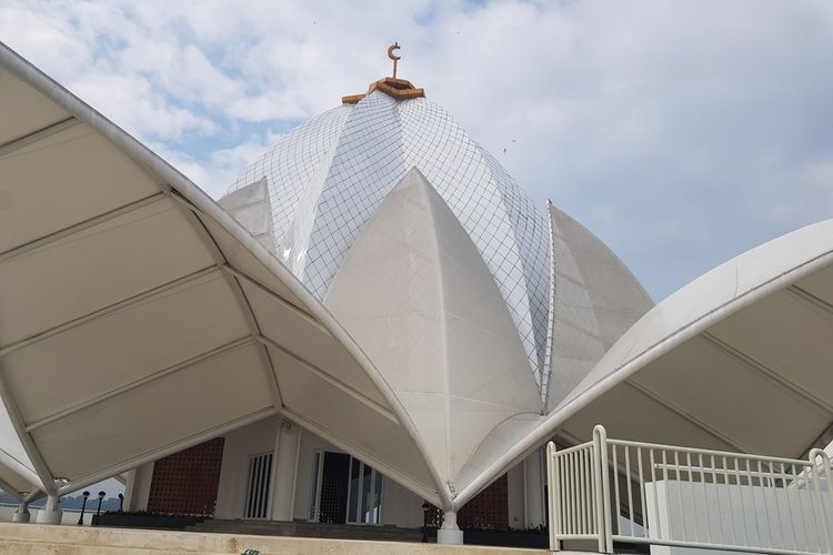 Masjid Al Kamil di kawasan Waduk Jatigede Sumedang, destinasi yang kerap dijadikan salah satu tempat wisata Bandung Timur meski sebelumnya masih dalam pengerjaan.