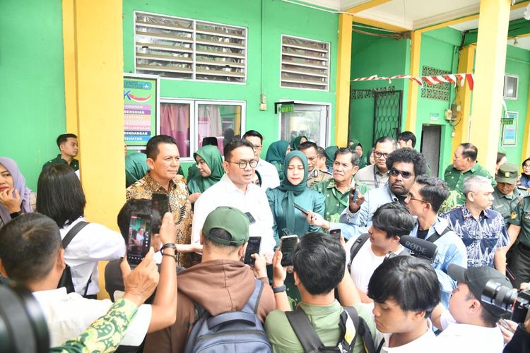 Gubernur Kepulauan Riau (Kepri) Ansar Ahmad bersama Menteri Perdagangan (Mendag) RI Budi Santoso meninjau langsung pelaksanaan program Makan Bergizi Gratis (MBG) di Kota Batam, Kamis (14/8/2025).
