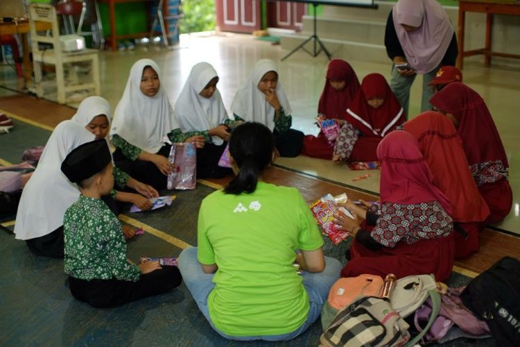 Pembuatan Kerajinan Tangan dari Sampah Plastik oleh Siswa-Siswi SDN Bungintimbe (