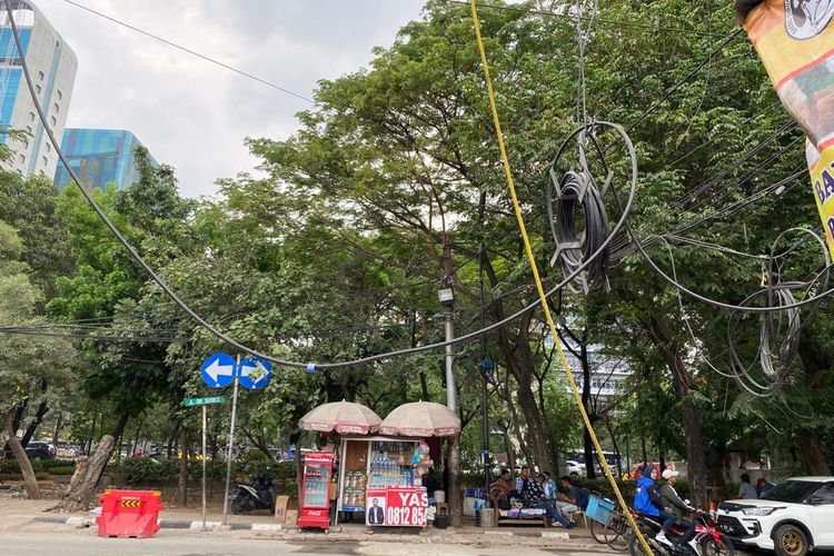 Penampakan kabel menjuntai di Jalan Dr Susilo Raya, Grogol, Grogol Petamburan, Jakarta Barat, Senin (11/9/2023). 