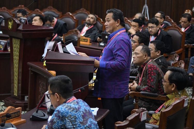 Ketua Dewan Kehormatan Penyelenggara Pemilu (DKPP) Heddy Lugito (tengah) menyampaikan kesaksiannya dalam sidang lanjutan sengketa hasil Pilpres 2024 di Gedung Mahkamah Konstitusi (MK), Jakarta, Jumat (5/4/2024). MK memanggil Ketua DKPP untuk memberikan keterangan dan pendalaman lebih jauh oleh hakim konstitusi dalam sidang PHPU Pilpres 2024. ANTARA FOTO/Aditya Pradana Putra/foc.