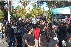 Pecalang Ikut Jaga Demo Tolak UU Cipta Kerja di Bali, Demonstran Bernyanyi dan Baca Puisi