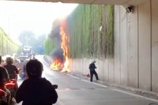 Motor Terbakar di Underpass Kebayoran Lama, Pengemudi Diteriaki “Ada Asap” oleh Pengendara Lain