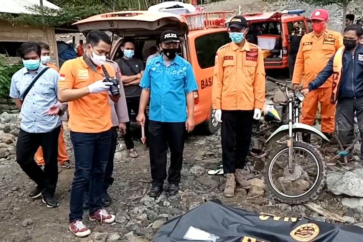 Jenazah pemancing yang terseret ombak, setelah ditemukan oleh tim Basarnas Pos Sar Trenggalek di kawasan Pantai Klathak Tulungagung Jawa Timur, Jumat (13/08/2021).