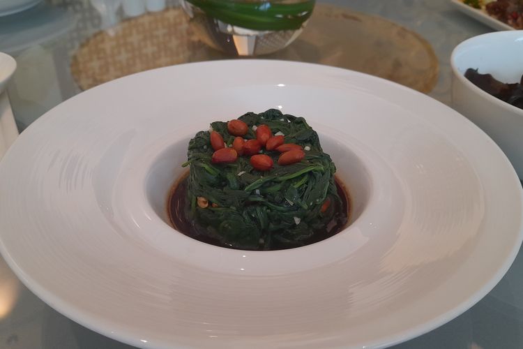  Spinach Salad with Peanut di Tien Chao Gran Melia Jakarta.