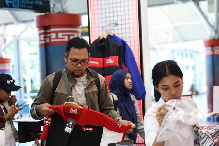 Pengunjung MotoGP Mandalika meramaikan booth UMKM dan budaya Lombok.