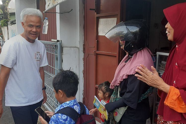 Calon presiden nomor urut 3 Ganjar Pranowo memulai hari dengan berolahraga dan menyapa masyarakat di Kota Tegal pada Kamis (10/1/2024) pagi seusai bermalam di rumah warga.