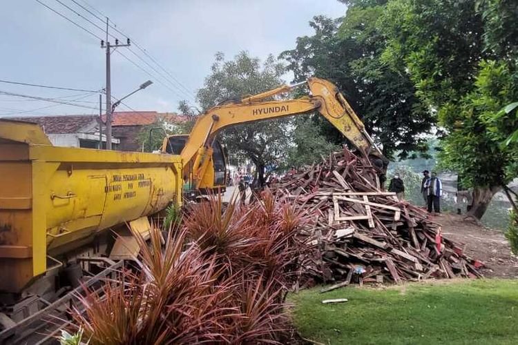Satuan Polisi Pamong Praja (Satpol PP) Kota Surabaya melakukan penertiban bangunan liar (bangli) yang berdiri di bantaran Sungai Kali Tebu, Surabaya, Jawa Timur, Jumat (5/2/2022).