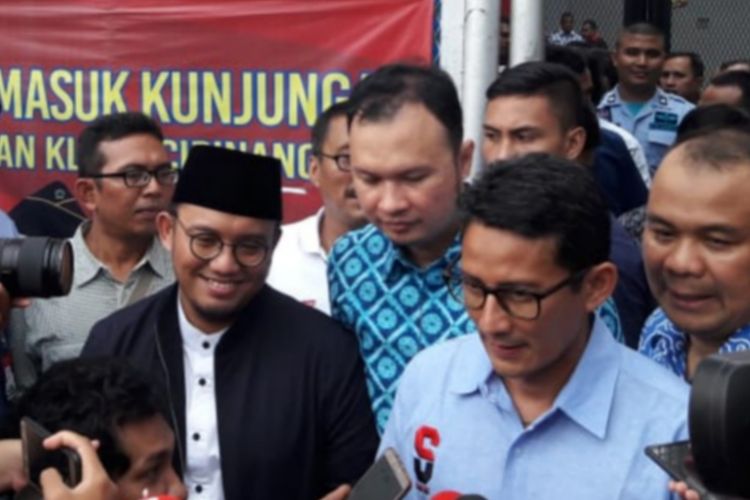 Calon Wakil Presiden Republik Indonesia nomor urut 2 Sandiaga Uno sesuai mengunjungi musisi Ahmad Dhani di rutan Cipinang, Jakarta Timur, Kamis (31/1/2019)