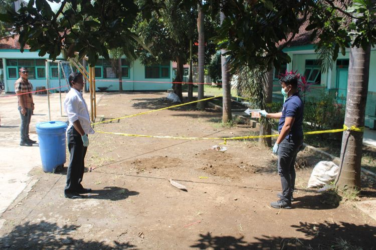 Polres Bondowoso melakukan olah TKP penusukan siswa di SMPN 1 Grujugan, Kamis (21/8/2025).