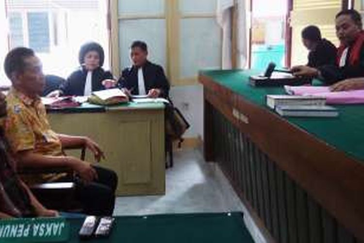 KOMPAS.com/Mei Leandha - Adik buronan Kejagung, Adely Lis (batik kuning) saat menjalani sidang sebagai terdakwa di Pengadilan Tipikor PN Medan, Kamis (6/10/2016)