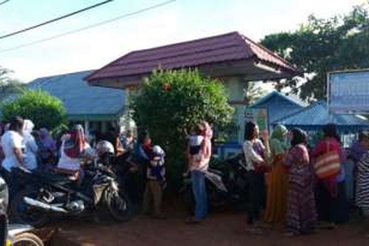 Puluhan orangtua mengantarkan anaknya di hari pertama masuk sekolah, Senin (18/7/2016).