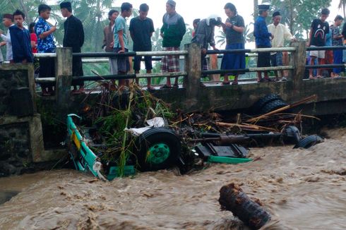 Truk Terseret Banjir Lahar Semeru, Pengemudi Selamatkan Diri Lewat Jendela